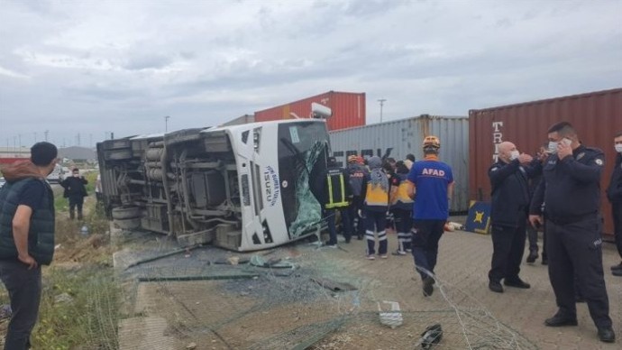 İşçileri taşıyan servis devrildi: Bir ölü, 19 yaralı